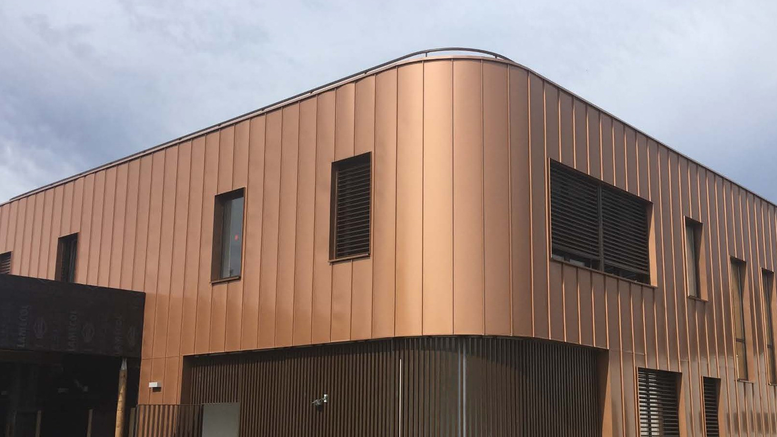 Bâtiment tertiaire avec enveloppe aluminium DAL'ALU